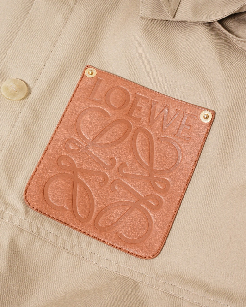 Loewe Hooded Parka 拼貼皮革胸袋軍裝連帽短風衣 焦糖棕色