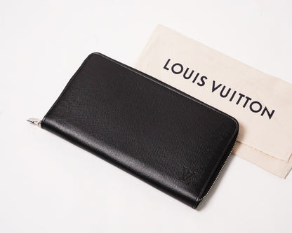 Louis Vuitton Taiga 黑色拉鍊長夾