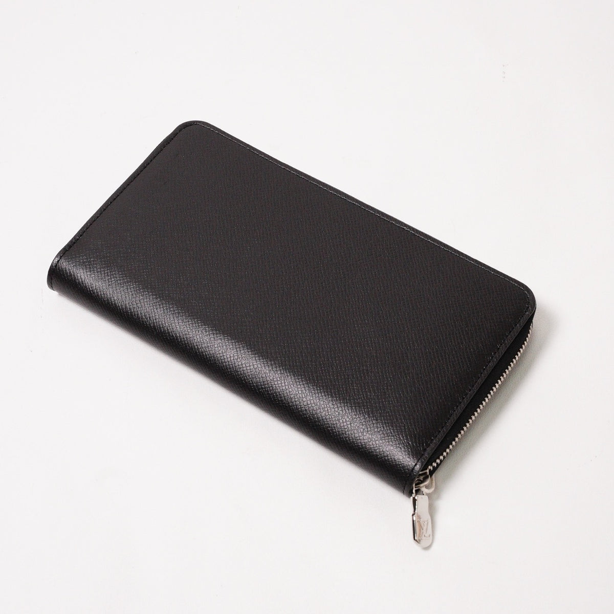 Louis Vuitton Taiga 黑色拉鍊長夾