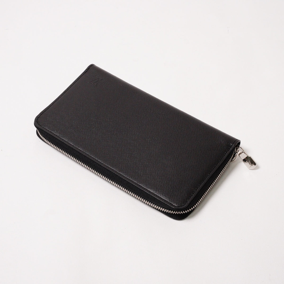 Louis Vuitton Taiga 黑色拉鍊長夾