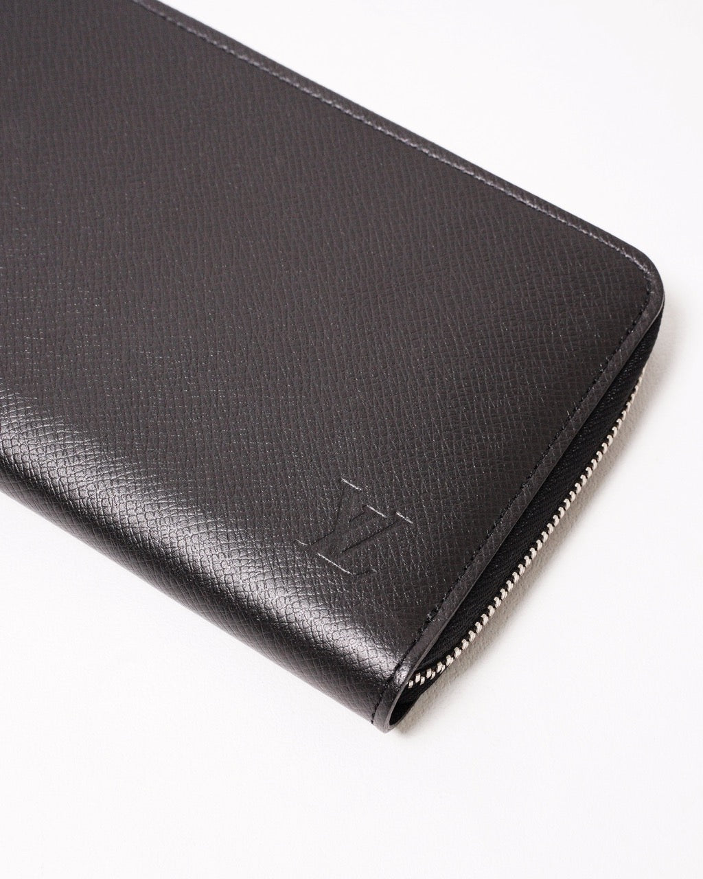 Louis Vuitton Taiga 黑色拉鍊長夾