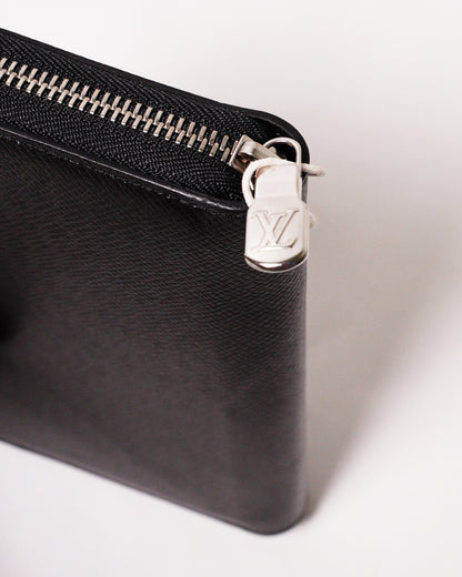 Louis Vuitton Taiga 黑色拉鍊長夾