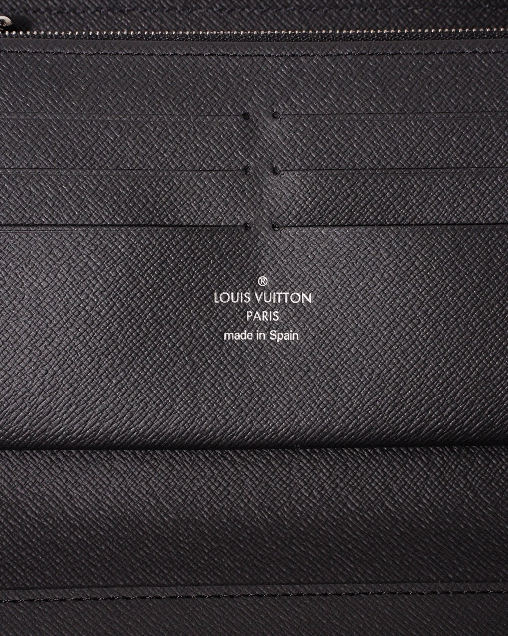 Louis Vuitton Taiga 黑色拉鍊長夾
