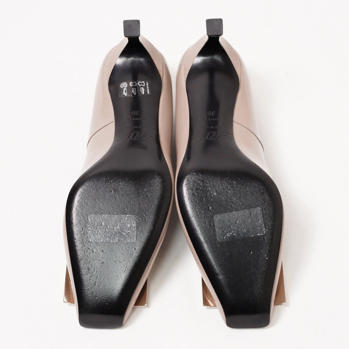 Roger Vivier 經典Trompette系列皮革金屬飾扣喇叭跟高跟鞋 奶茶色