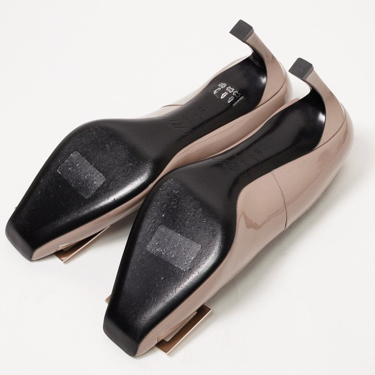 Roger Vivier 經典Trompette系列皮革金屬飾扣喇叭跟高跟鞋 奶茶色