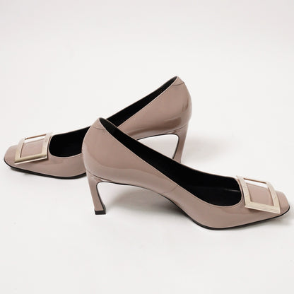 Roger Vivier 經典Trompette系列皮革金屬飾扣喇叭跟高跟鞋 奶茶色