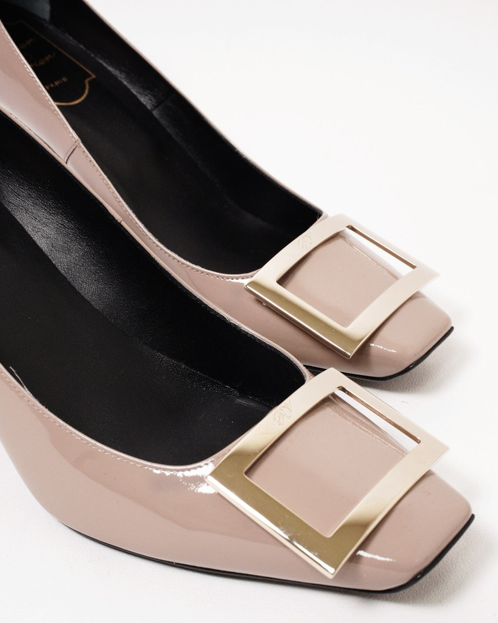 Roger Vivier 經典Trompette系列皮革金屬飾扣喇叭跟高跟鞋 奶茶色
