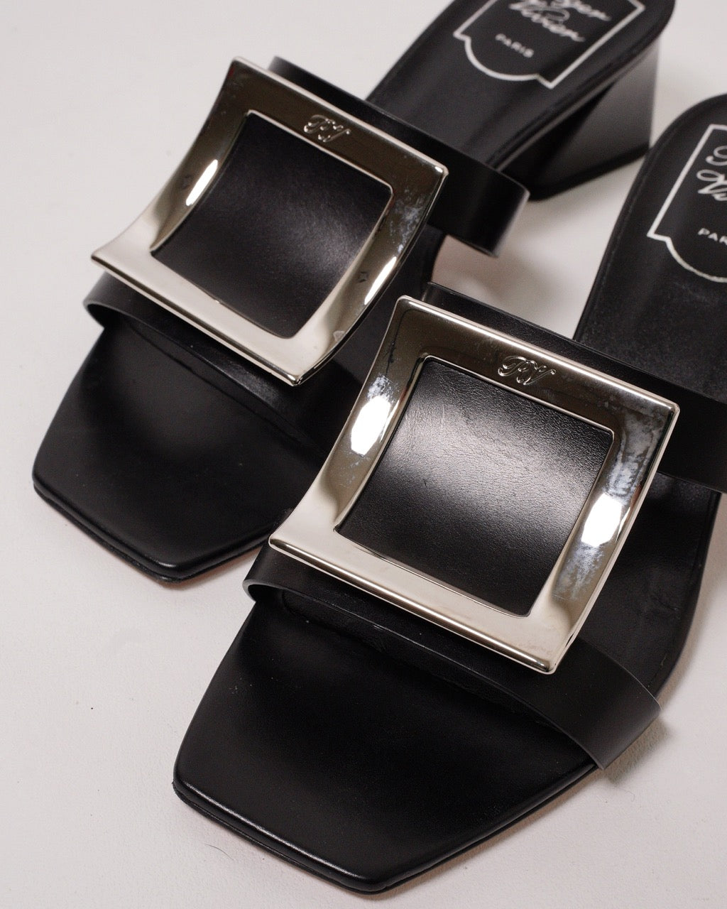 Roger Vivier 經典方框牛皮粗跟涼鞋 黑色