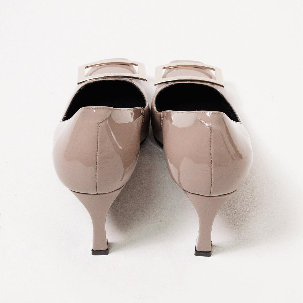 Roger Vivier 經典Trompette系列皮革金屬飾扣喇叭跟高跟鞋 奶茶色