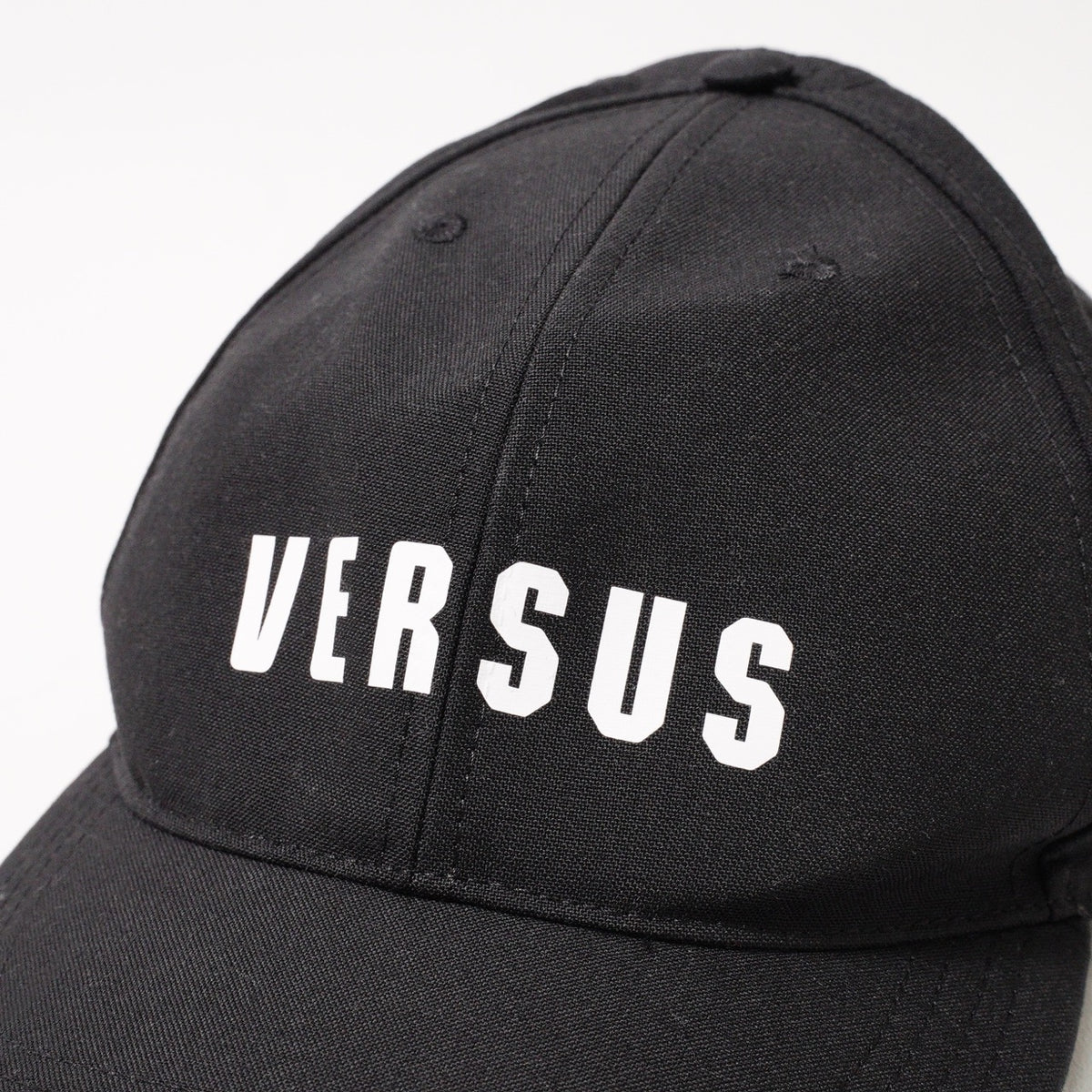 Versus 黑色棒球帽