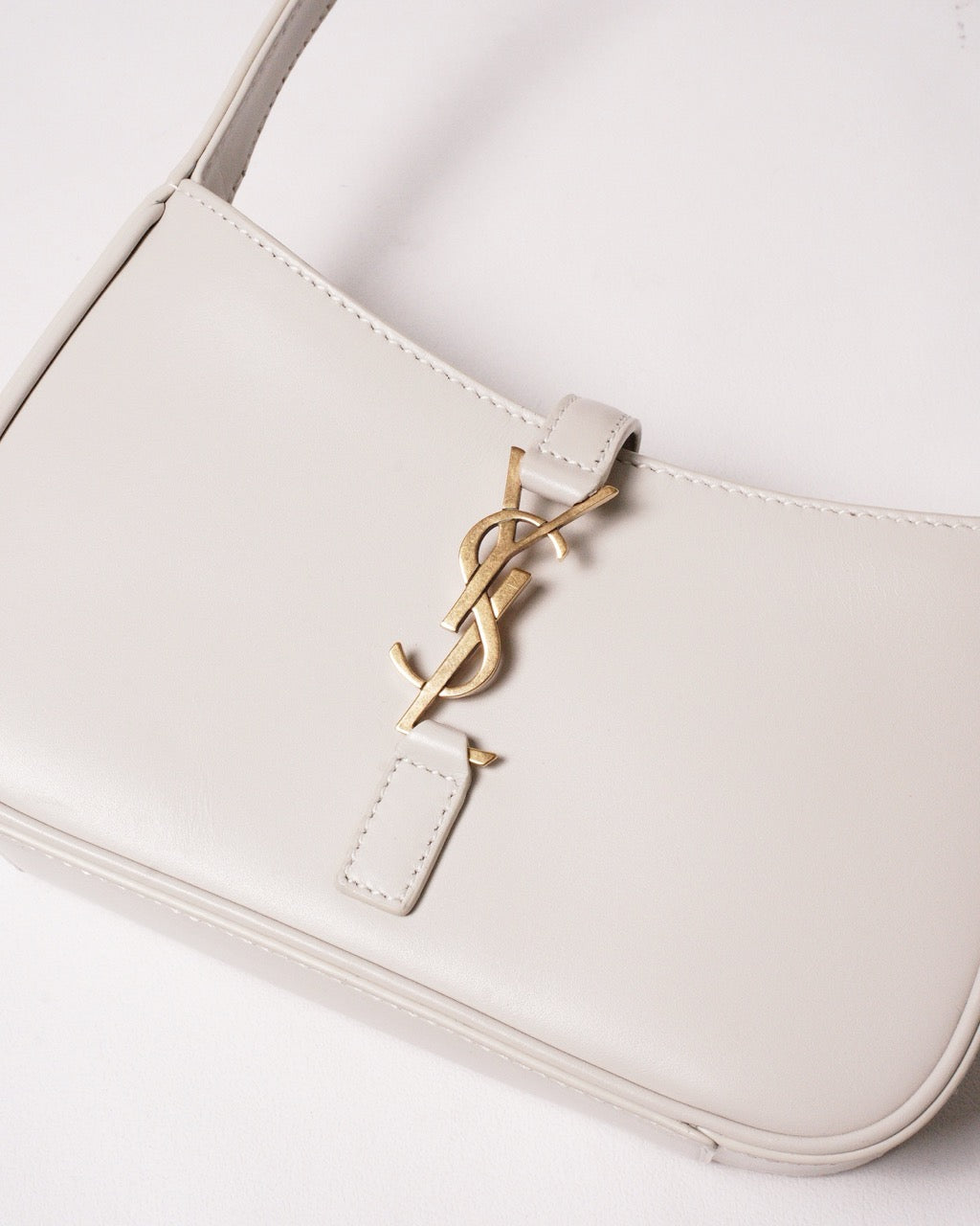YSL Le 5 A 7 白色滑面皮革流浪包
